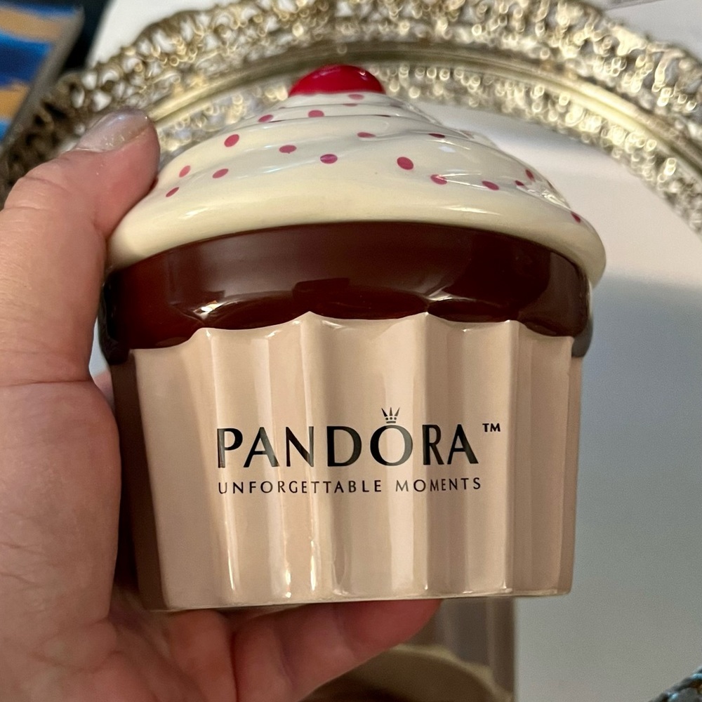 Pandora gorgeous and unique jewelry box! Limited Edition Display CASE Christmas